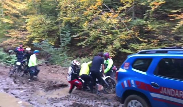 Çamura saplanan motosikletlinin yardımına jandarma yetişti