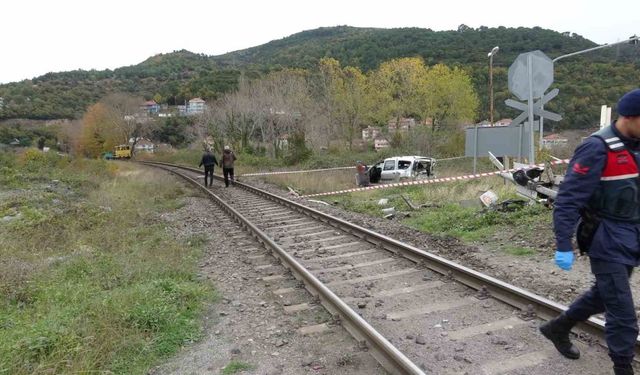 Kapalı bariyerden geçmek isteyen otomobile tren çarptı; 1’i ağır 2 yaralı