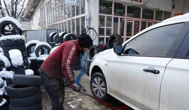 Kar yağışının ardından lastikçilerde yoğunluk: Gece yarısına kadar mesai yapıyorlar