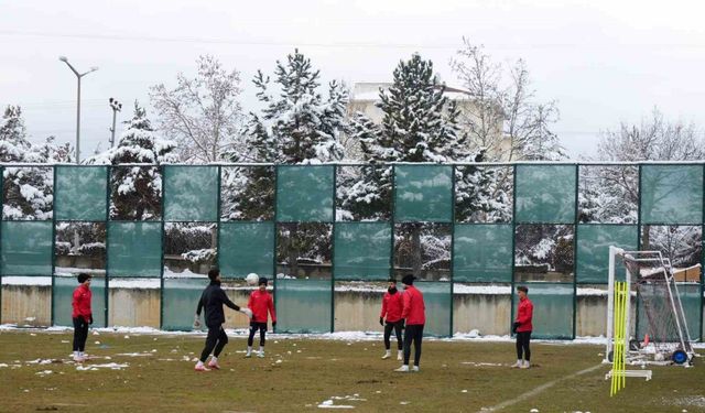 Kastamonuspor’da takımın başına geçen Ergin Keleş ilk antrenmanına çıktı