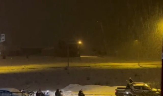 Pikabın arkasına bağladıkları lastiklerle kar üstünde tüm ilçeyi turladılar