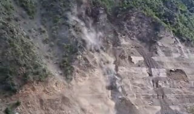 Artvin-Şavşat Karayolu’nda bir günde 3. heyelan: Yol ulaşıma kapandı