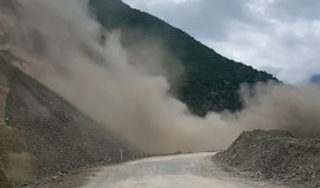 Artvin-Şavşat Karayolu’nda heyelan anı kamerada