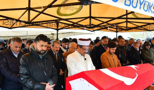 Çöp ayrıştırma tesisinde makineye sıkışan genç, son yolculuğuna uğurlandı