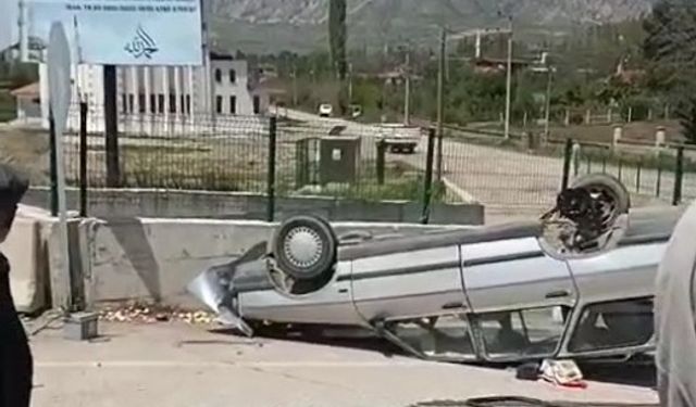 Devrilen otomobilden sağ kurtuldular