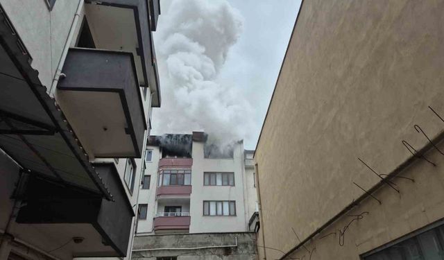 Düzce’de 5 katlı binanın en üst katı alevlere teslim oldu