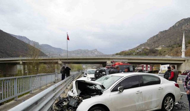 Gümüşhane’de otomobil tıra çarptı: 2 kişi yaralandı
