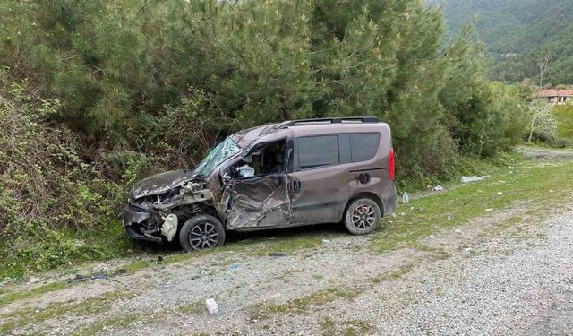 Kamyon ile hafif ticari araç çarpıştı: 5 yaralı
