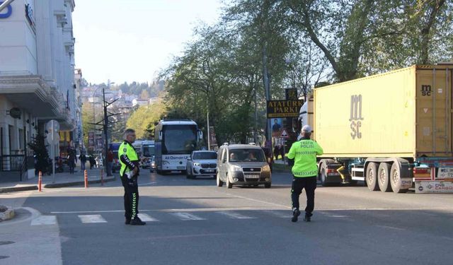 Karadeniz Sahil Yolu’nda uzun araç kuyruğu oluştu