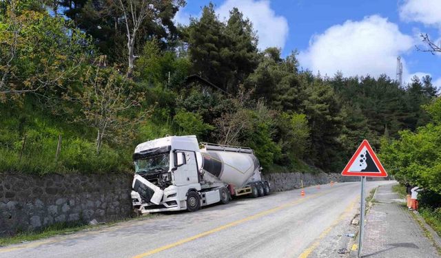 Kastamonu’da freni patlayan beton mikseri istinat duvarına çarptı: 2 yaralı
