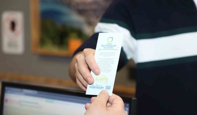 Kütüphaneye gelenlere ’kır çiçek tohumlu’ kitap ayraçları