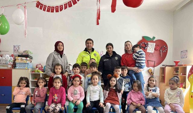 Ordu’da anasınıfı öğrencilerine trafik eğitimi verilerek polislik mesleği tanıtıldı