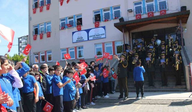 Ordu’da bin 25 öğrenci bando coşkusuna eşlik etti