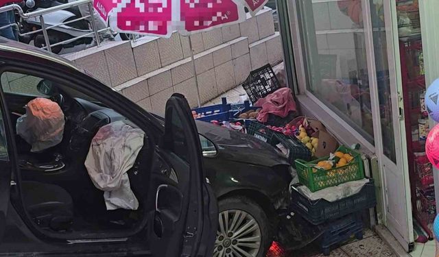 Ordu’da faciadan dönüldü: Kazaya karışan otomobil markete daldı