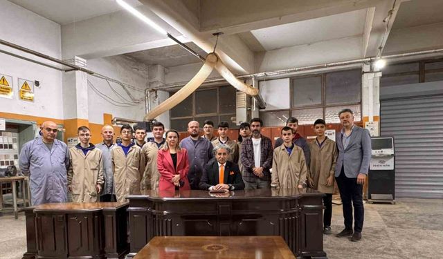 Süper Vali Yazıcıoğlu’nun makam masası, öğrenciler tarafından restore edildi