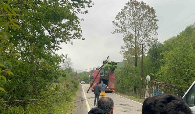 Tellere takılan tır interneti çökertti, trafiği felç etti