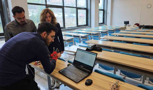 Üniversite öğrencilerinden işaret dilini sese ve yazıya çeviren akıllı eldiven: "Elitişim"