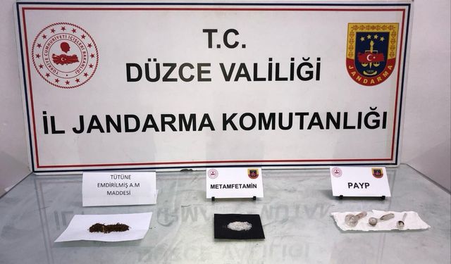 Uyuşturucuyu elleriyle jandarmaya teslim etti