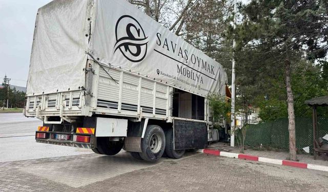 Yoldan çıkan kamyon duvarda asılı kaldı