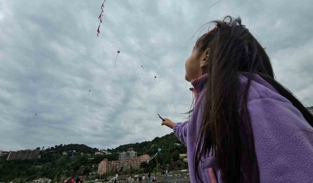 İlkokul öğrencileri uçurtmalarla gökyüzünü renklendirdi