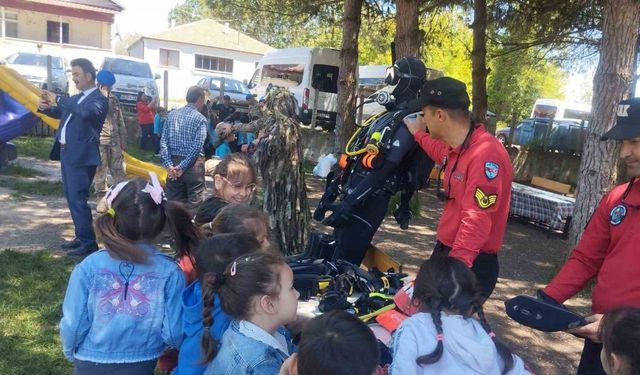 Jandarma minik öğrencileri bilgilendirdi
