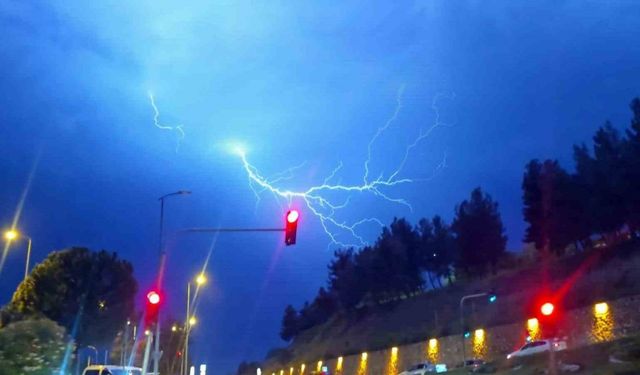 Karabük’te şimşekler görsel şölen oluşturdu