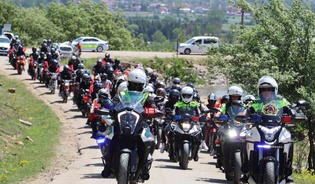 Liseli gençler motosikletleriyle trafik farkındalığı oluşturdu: "Bir Kural, Bir Ömür" yolculuğu