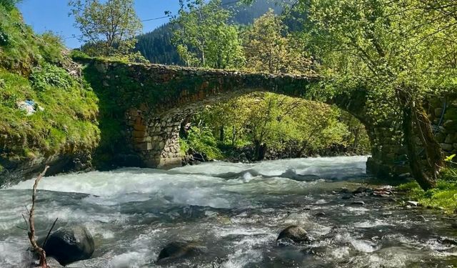 Orta Çağ’dan kalma taş köprü görenleri kendine hayran bırakıyor