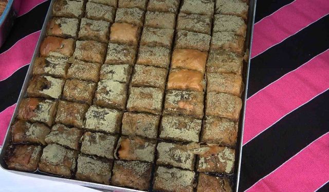 Rize’de Türk Mutfağı lezzetleri görücüye çıktı en fazla ilgiyi çay aromalı baklava çekti