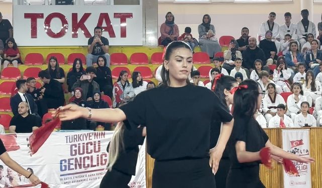 Tokat’ta geleneksel ellik halayı modern step ile yeni boyut kazandı