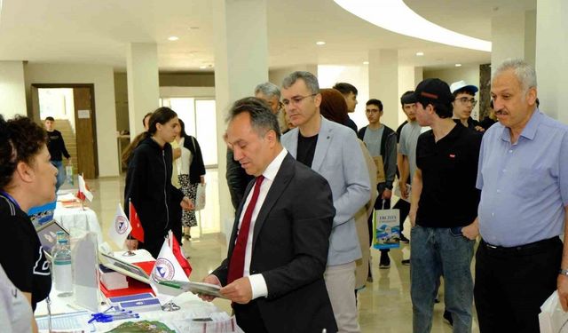 Üniversite adayları AÜB tanıtım fuarında geleceklerini şekillendiriyor