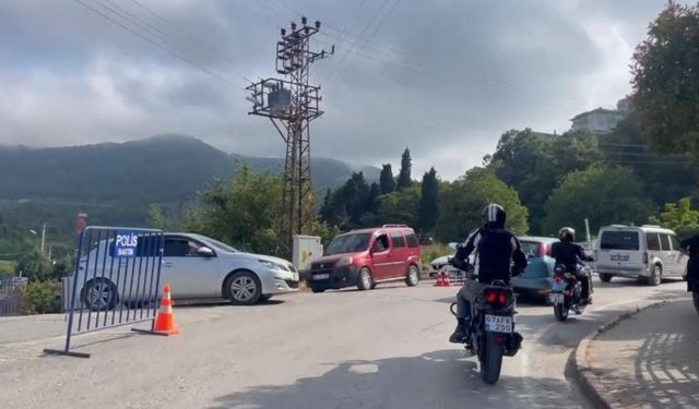 Amasra’da bayram yoğunluğu sebebiyle uzun araç kuyrukları oluştu