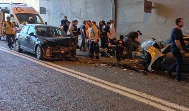 Artvin’de iki otomobil çarpıştı: 5 yaralı