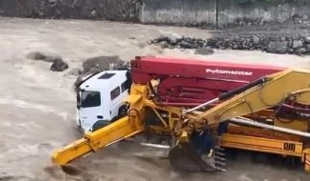 Artvin’de iş makineleri bir anda yükselen dere sularının ortasında kaldı