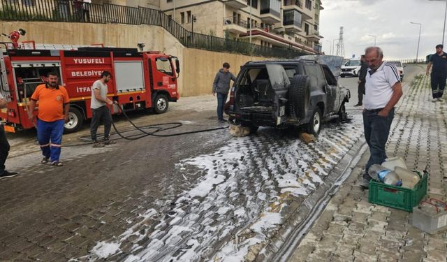 Artvin’de seyir halindeki otomobil alev alev yandı