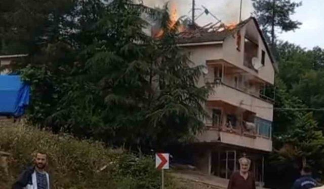 Bartın’da bir evin çatısından yükselen alevler korkuttu