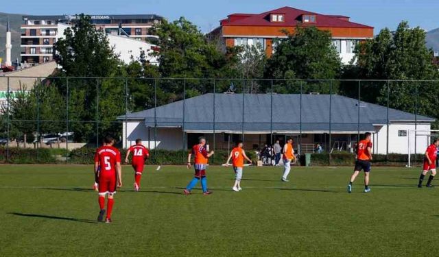 Bayburt’ta koruyucu babalar futbol turnuvasında bir araya geldi