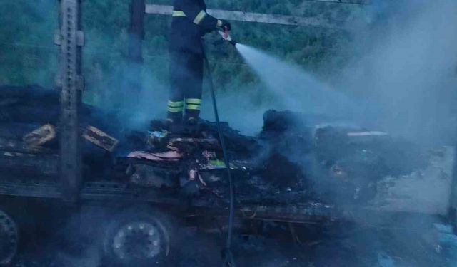 Çorum’da tırın dorsesi alev alev yandı