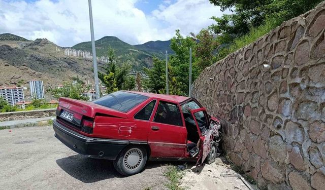 Gümüşhane’de otomobil duvara çarptı: 2 yaralı