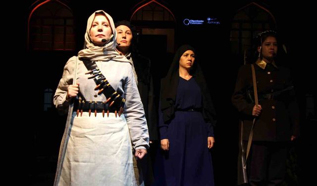 Milli mücadele kahramanı kadınların kıyafetlerini yeniden tasarlayıp defilede mankenlik yaptılar