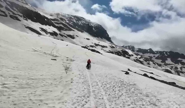 Rize’de Haziran ayında ‘karda kayak’ keyfi
