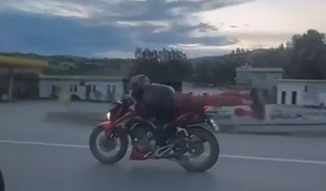Tehlikeli akım, motosikleti yüzüstü yatarak sürdü