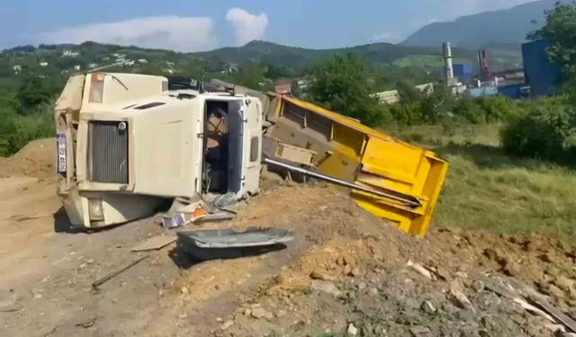 Toprak boşaltan kamyon devrildi: 1 yaralı