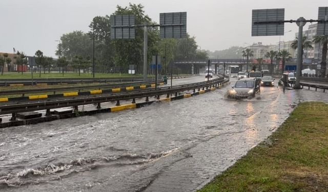 Trabzon şehir merkezi yağmura teslim oldu