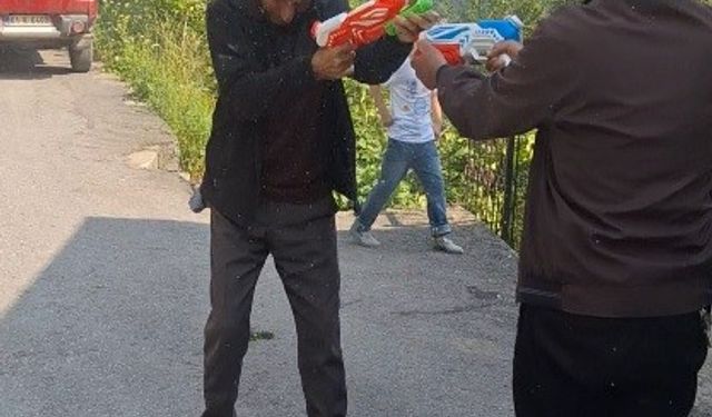 Trabzon’da gülümseten anlar: Amcaların su savaşı