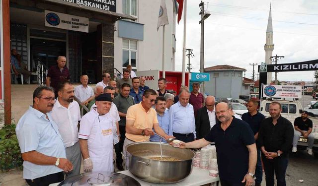 Bafra Madeni Sanatkarlar Odası 2 bin kişiye aşure dağıttı