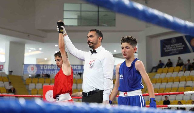 Bayburt’ta 850 sporcunun katıldığı boks şampiyonası başladı