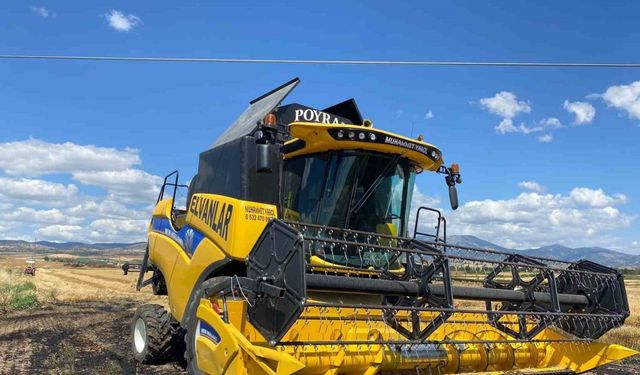 Biçerdöver elektrik hattına çarptı, çıkan kıvılcımlar 13 dönüm buğdayı küle çevirdi