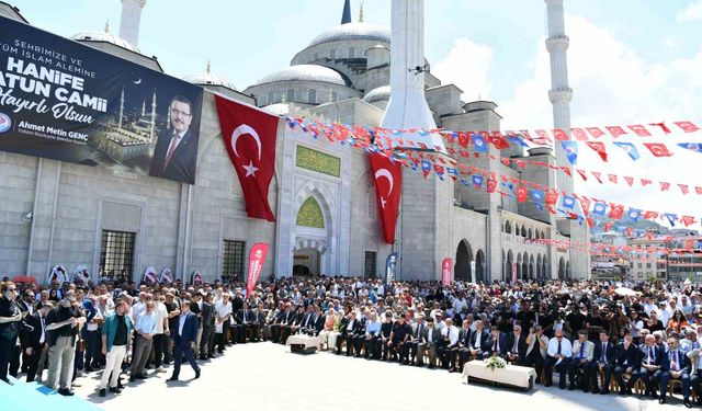 Doğu Karadeniz’in en büyük camisi Hanife Hatun Camii ibadete açıldı