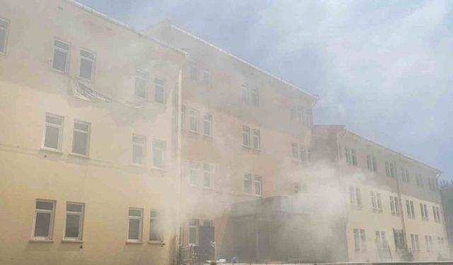 Eski hastane binasında arşiv yangını: Dumanlar çevreyi sardı